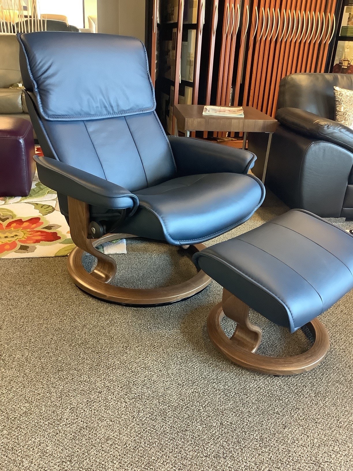 Stressless Admiral Large in Paloma Sand w Classic Walnut Base