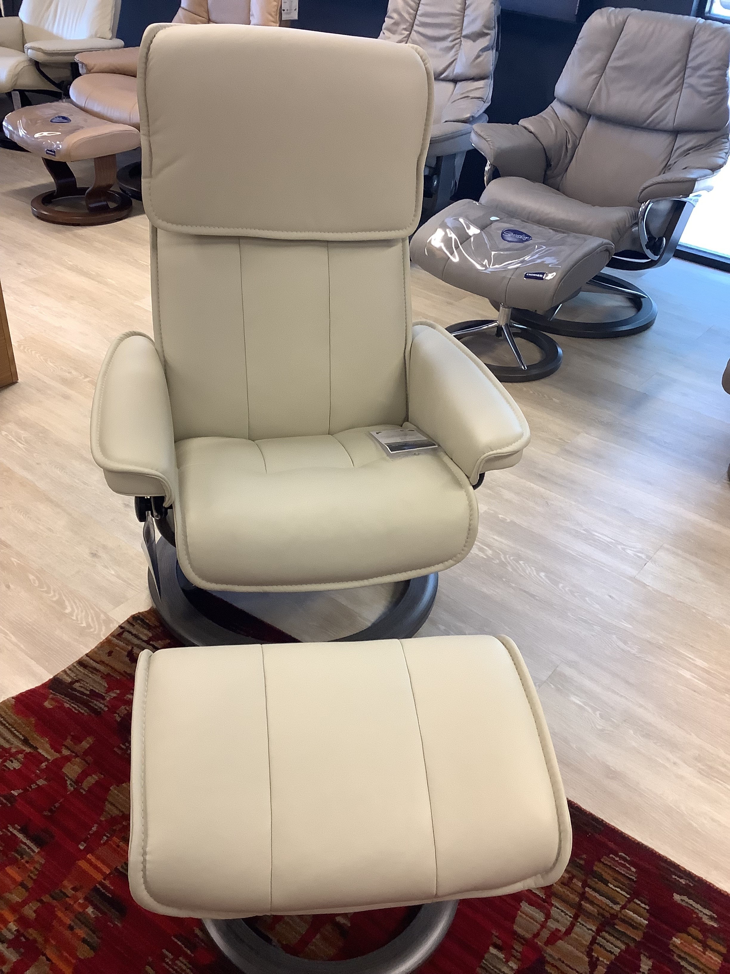 Stressless Admiral Medium in Paloma Light Grey w/ Grey Classic Base