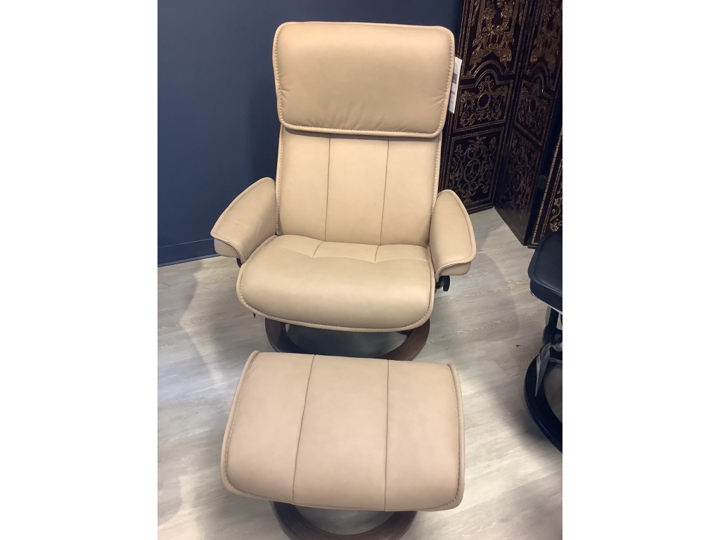 Stressless Admiral Large in Paloma Sand w/ Walnut